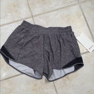 New Lululemon Hotty Hot Short 4” Lined Size 8 gray/heathered black